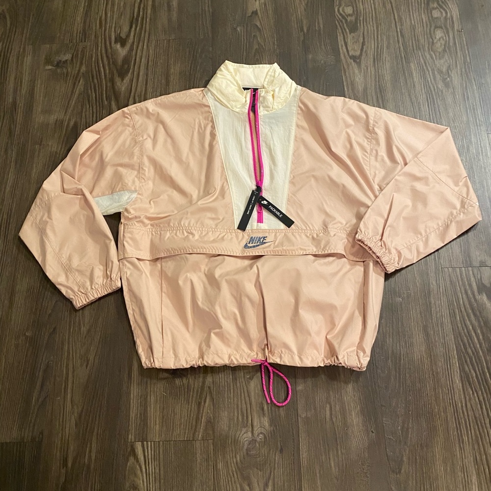 Nike Woman’s Packable Wind Breaker with Hood (NWT)